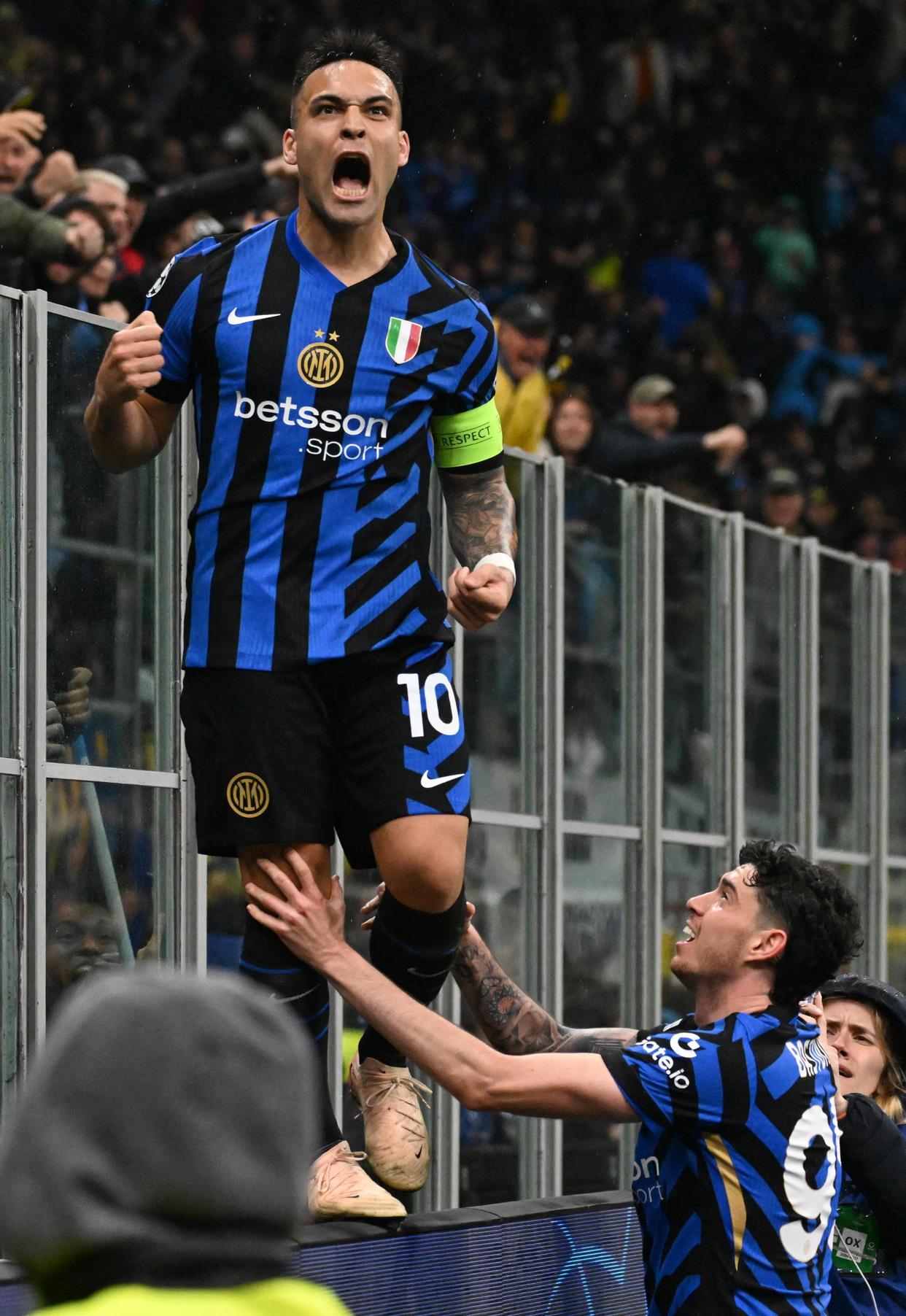 包含国际米兰客场大胜，卫冕形势良好的词条