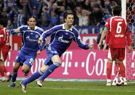 关于沙尔克主场惊险获胜,保住领头羊位置的信息 关于沙尔克主场惊险获胜,保住领头羊位置的信息