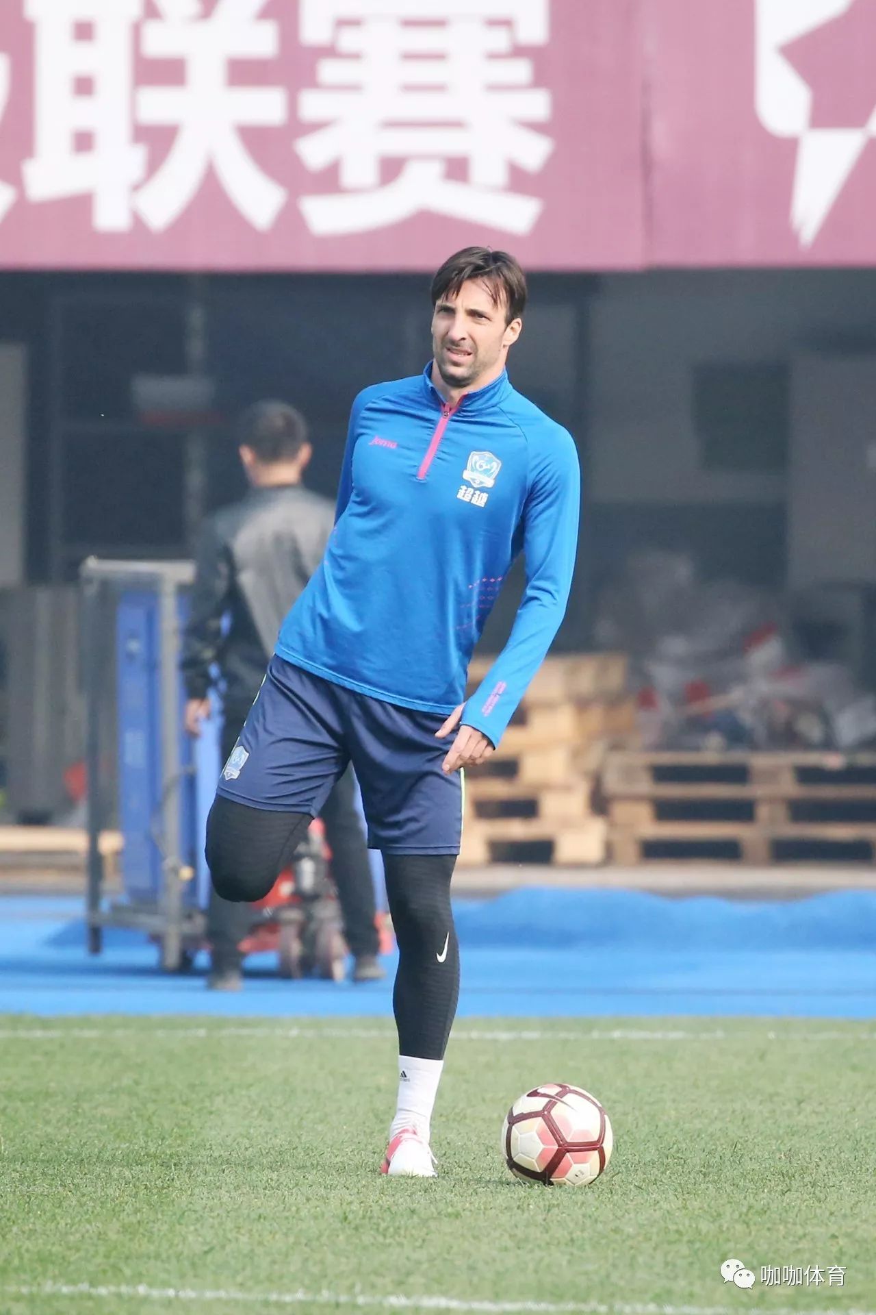 陕西篮球俱乐部霸气登顶，主教练鼓励球员继续努力的简单介绍